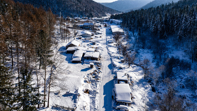 中国雪乡羊草山风景区雪后风景