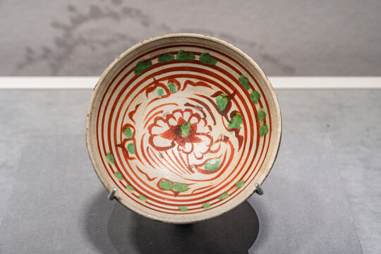 元代白瓷红绿彩花卉纹碗