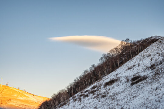 滦河源雪山牧场自然风光