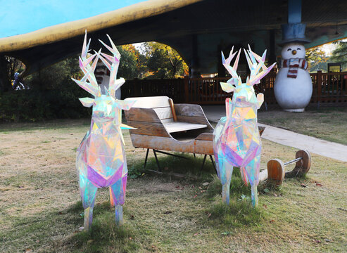 公园彩色鹿雕塑