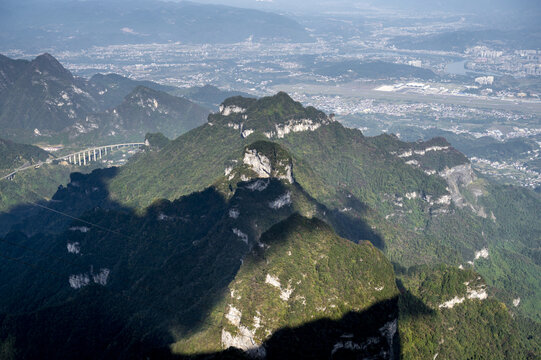 天门山顶俯瞰风光