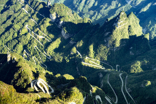 湖南天门山蜿蜒的盘山公路