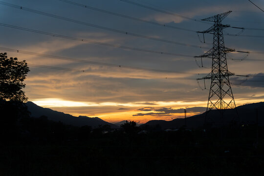 夕阳下的电力塔