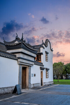 夕阳下的中式老宅
