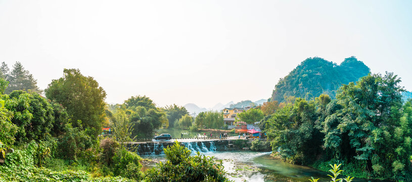 红岩景区滚水坝游人过河