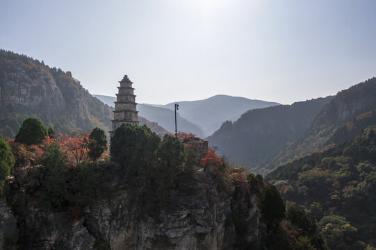 仰视济南藏龙涧报恩塔