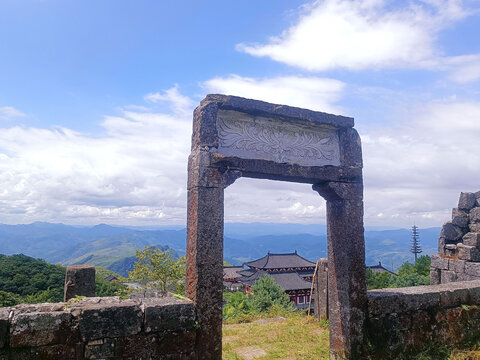 大山顶峰的人文遗迹