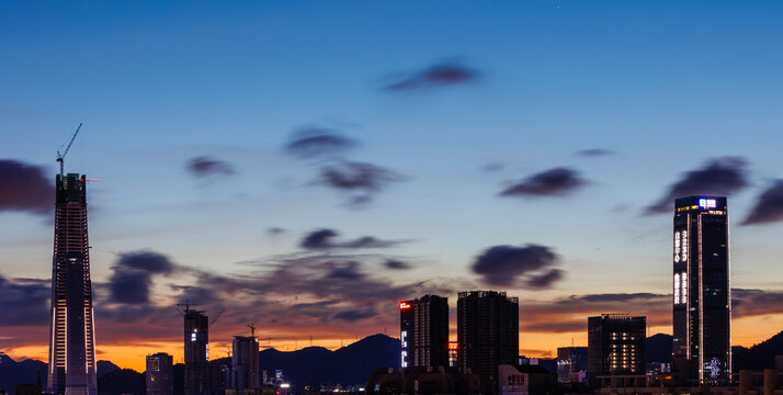 深圳城市日落建筑与天空