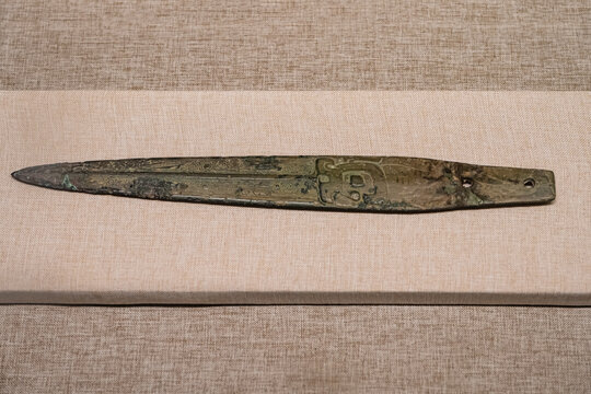 战国虎纹铜柳叶剑