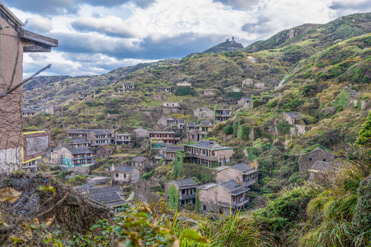 嵊泗岛绿植覆盖的荒村