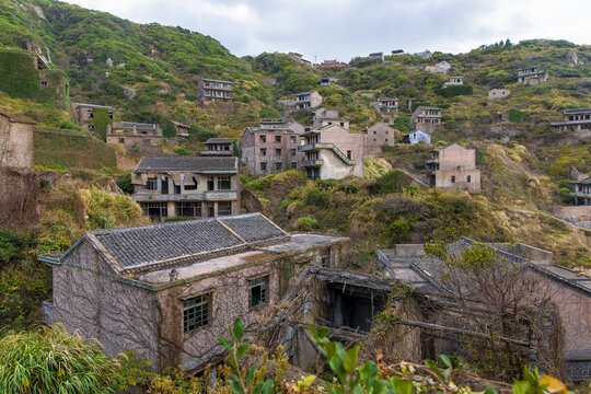 嵊泗岛绿植覆盖的荒村