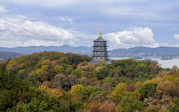 航拍杭州西湖雷峰塔秋景