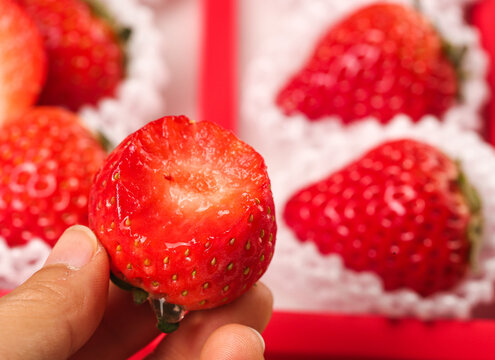 手拿着的草莓