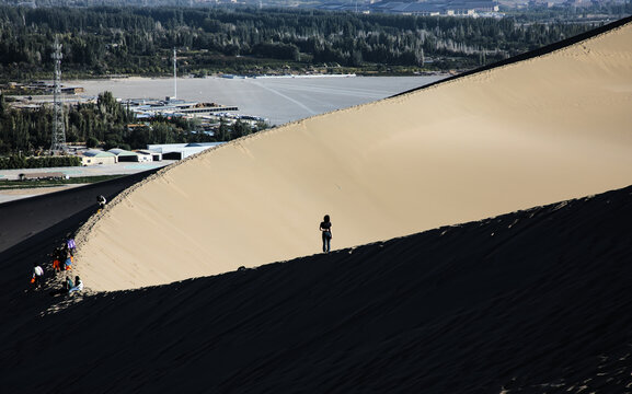 敦煌鸣沙山