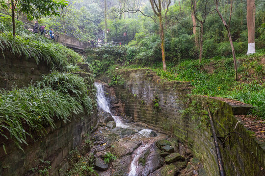 山谷泉水