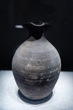 忻州市博物馆的唐三流口灰陶壶