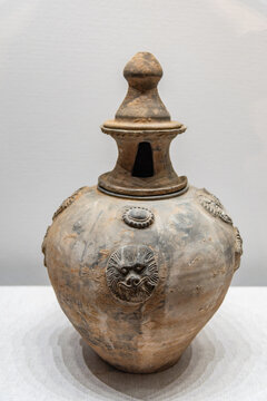 忻州市博物馆的唐塔式灰陶罐