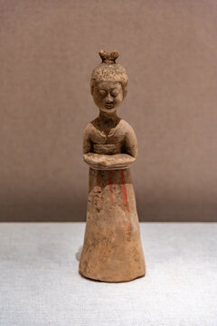 忻州市博物馆的唐彩绘泥侍女俑
