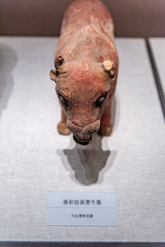 忻州市博物馆的唐彩绘泥塑牛像
