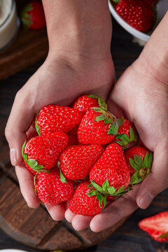 手捧新鲜草莓