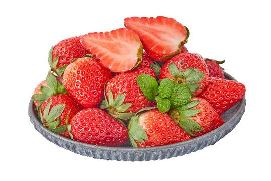 白底上一盘新鲜草莓