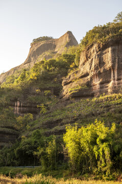 夕阳下的山峰和草地