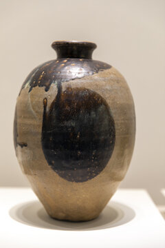 唐代婺州窑青瓷褐斑瓶