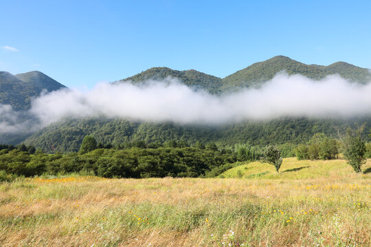 半山云雾山峰白云飘浮