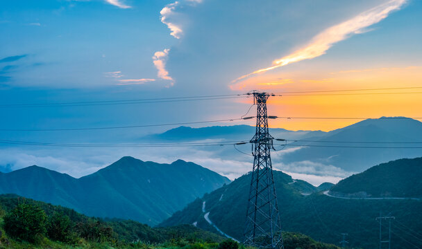 高山上的国家电网输电塔日出云海