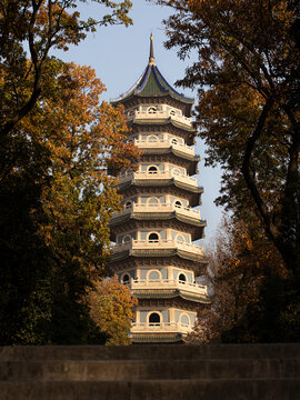 秋天里的南京灵谷寺的灵谷塔