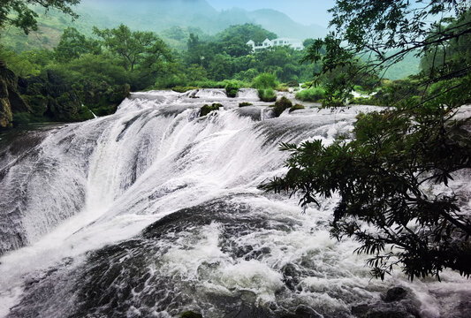 银链坠潭瀑布近景侧