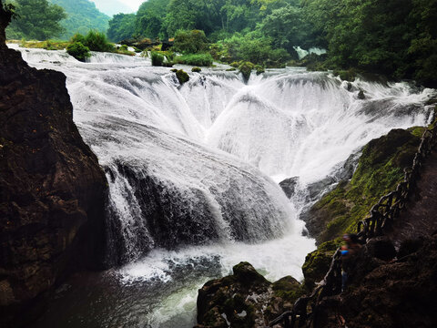 银链坠潭瀑布全景