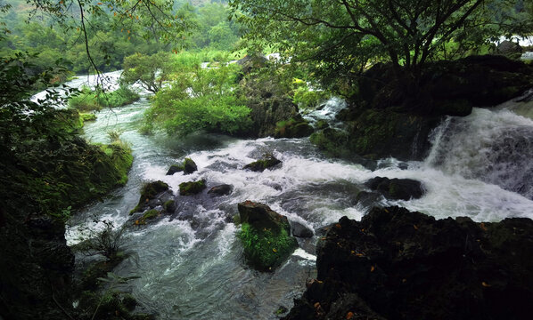 银链坠潭瀑布水流