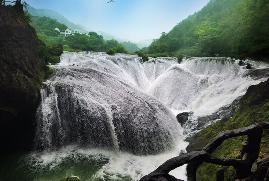 银链坠潭瀑布中远景