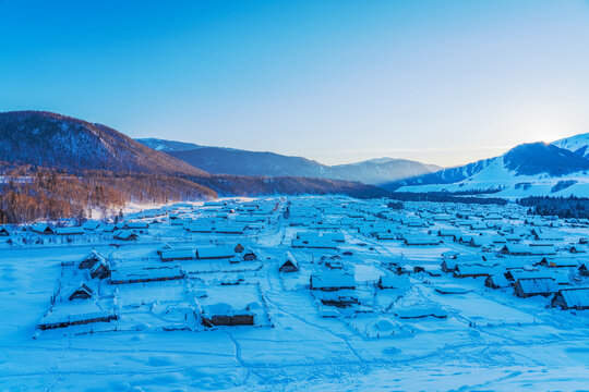 新疆禾木的村庄和山林和雪景