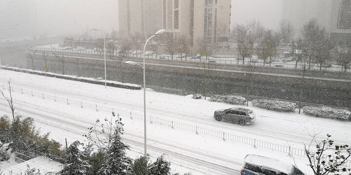 雪中城市街道