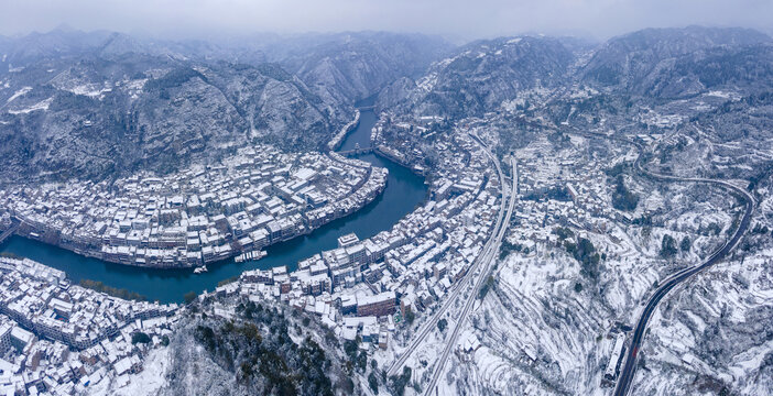 航拍东方威尼斯镇远古城雪景