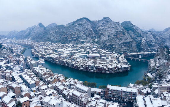 航拍东方威尼斯镇远古城雪景