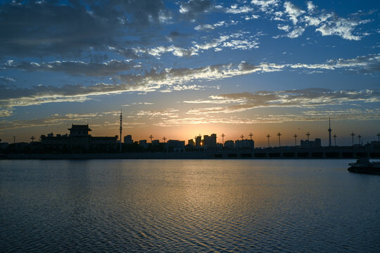 中国开封包公湖日落夕阳风光