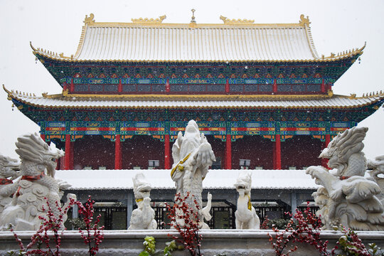 寺院大雄宝殿雪景