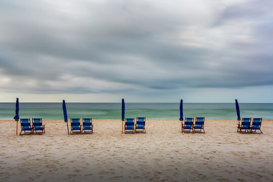 一排沙滩椅