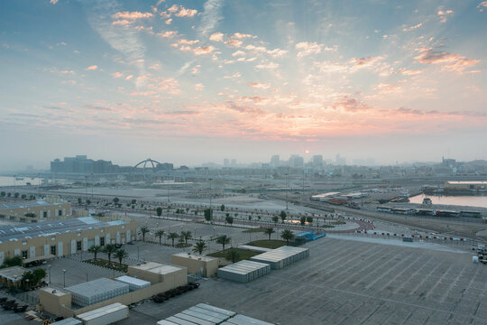清晨迪拜海港自然景观
