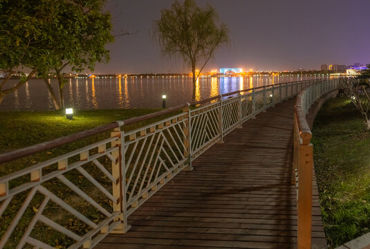 夜色尹山湖