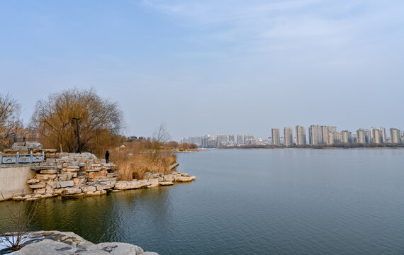 中国开封汴西湖彩虹桥日落夕阳