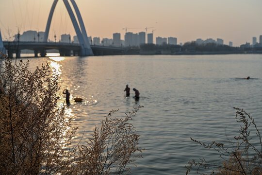 中国开封汴西湖彩虹桥日落夕阳