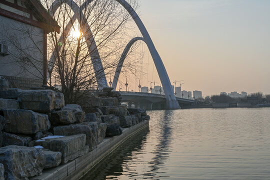 中国开封汴西湖彩虹桥日落夕阳