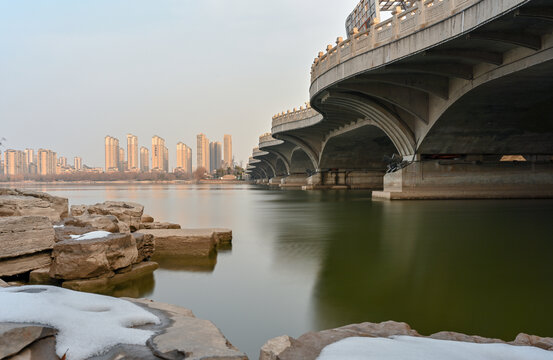 中国开封汴西湖彩虹桥建筑风光