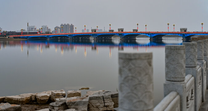 中国开封汴西湖彩虹桥建筑风光