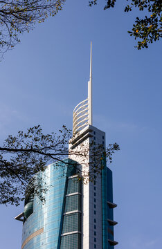 蓝天下的深圳特区报业大厦顶部