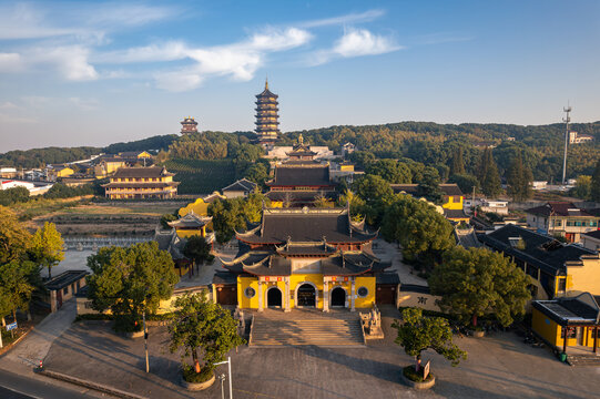 航拍早晨朝阳下的江阴泰清寺风景